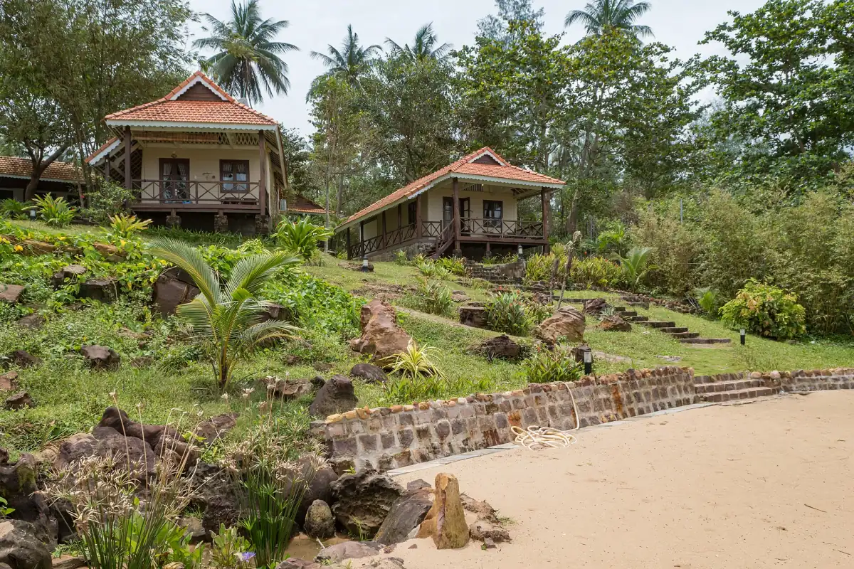 Des bungalows au-dessus d’une plage de Phu Quoc