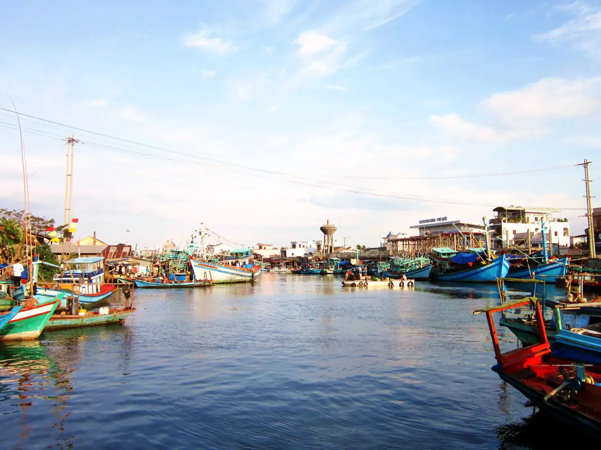 Boote auf dem Fluss in Duong Dong