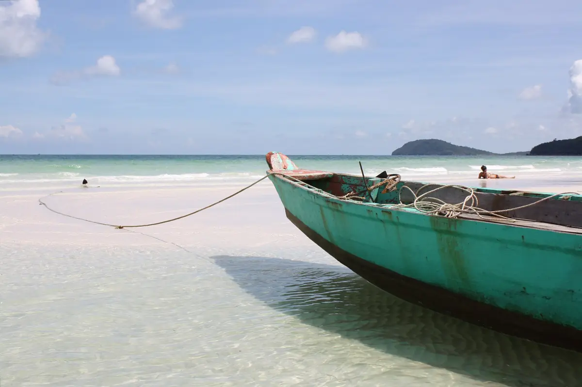 Ein Holzboot im flachen Wasser am Sao-Strand