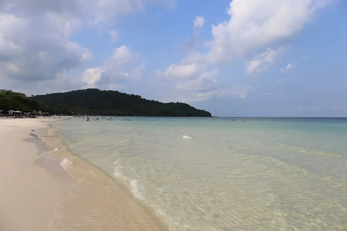 Weißer Sand und ruhiges Wasser am Sao-Strand